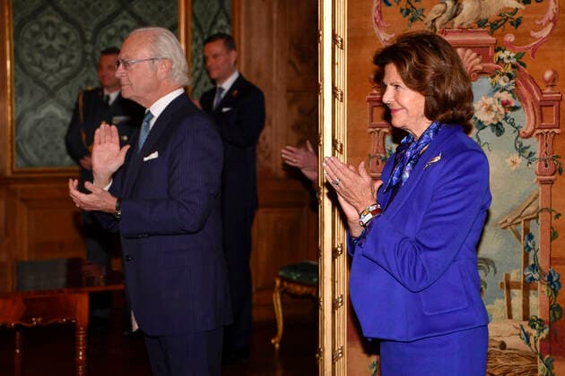 STOCKHOLM 20211012 King Carl Gustaf and Queen Silvia during a medal ceremony at the Royal Palace in Stockholm STOCKHOLM Sweden x10070x,  Copyright: xJessicaxGow TTx ROYAL MEDAL CEREMONY