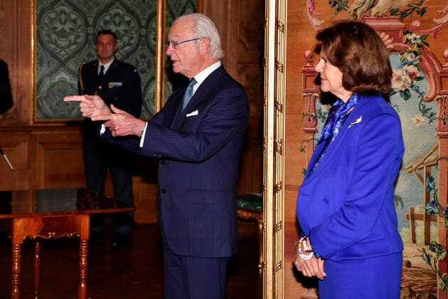 STOCKHOLM 20211012 King Carl Gustaf and Queen Silvia during a medal ceremony at the Royal Palace in Stockholm STOCKHOLM Sweden x10070x,  Copyright: xJessicaxGow TTx ROYAL MEDAL CEREMONY
