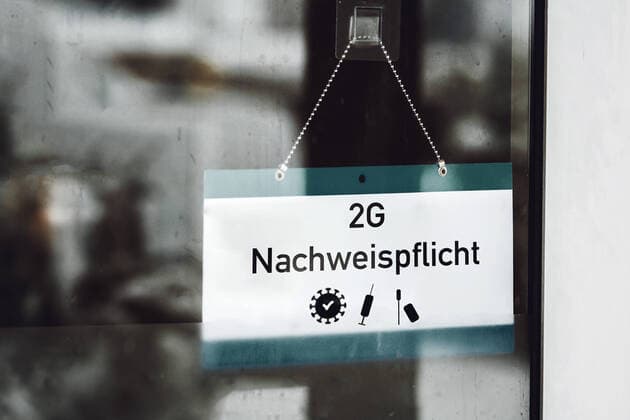 2G Pflicht, Schild an der Tür vor einem Restaurant, Bar, Cafe oder Club mit der Aufschrift 2G-Pflicht, 2G Regel in Deutschland geimpft, getestet oder genesen Nachweispflicht xFOTOMONTAGEx