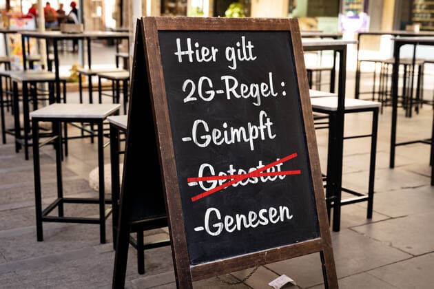 2G Pflicht, Aufsteller an der Tür vor einem Restaurant, Bar, Cafe oder Club mit der Aufschrift 2G-Pflicht, 2G Regel in Deutschland geimpft, getestet oder genesen xFOTOMONTAGEx
