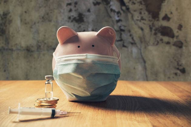 Coronavirus Covid-19 Impfung Kosten Konzept, Sparschwein trägt medizinische Schutzmaske mit Goldmünzen und einer Spritze Impfstoff, Krankenkassen konzept