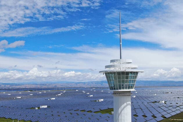 IMAGO Nature: Unsere Erde, Energiequellen, Photovoltaik (211013) -- XINING, Oct. 13, 2021 -- Aerial photo taken on Aug. 17, 2020 shows a photovoltaic power station at the green industrial development park in the Tibetan Autonomous Prefecture of Hainan, northwest China s Qinghai Province. ) Xinhua Headlines: Power highways push forward carbon emission reduction in China ZhangxLong 