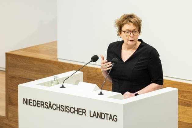 Hannover, Deutschland 13. Oktober 2021: News - 2021 - Plenarsitzung Niedersaechsischer Landtag - 13.10.2021 Daniela Behrens (SPD), Sozial- und Gesundheitsministerin Niedersachsen, haelt eine Rede zur Aktuellen Stunde zum Thema Die Landesregierung muss eigene Vorgaben ernst nehmen - wann kommt der Freedom Day für Niedersachsen? . Niedersachsen *** Hanover, Germany 13 October 2021 News 2021 Plenary Session Lower Saxony State Parliament 13 10 2021 Daniela Behrens SPD , Minister of Social Affairs and Health Lower Saxony, gives a speech at the current hour on the topic The state government must take its own guidelines seriously when comes the Freedom Day for Lower Saxony Lower Saxony Copyright: xFotostandx xMattheyx