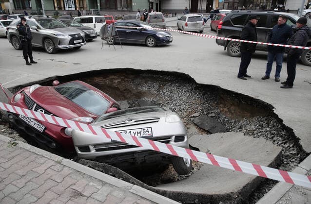 Bilder des Jahres 2021, News 10 Oktober News Themen der Woche KW41 News Bilder des Tages NOVOSIBIRSK, RUSSIA - OCTOBER 13, 2021: A view of two parked cars, a Nissan Juke and a Toyota Corolla Spacio, swallowed by a sinkhole on Frunze Street. Kirill Kukhmar TASS  TS113FC7