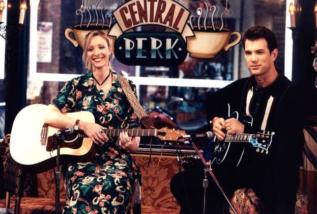 FRIENDS, from left: Lisa Kudrow, Chris Isaak, The One After the Superbowl: Part 1 , (Season 2, ep. 212, aired Jan. 28, 1996), 1994-2004. ?Warner Brothers Courtesy: Everett Collection Ref:T4DFRIE WB013 PUBLICATIONXNOTxINxCANxCHNxFRAxITAxJPNxNORxPOLxRUSxESPxUKxUSA Copyright: xx T4DFRIE WB013