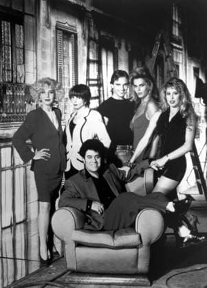 HIGH HEELS, (aka TACONES LEJANOS), director Pedro Almodovar (seated), with cast from left: Marissa Paredes, Victoria Abril, Miguel Bose, Bibi Andersen, Miriam Diaz-Aroca, on set, 1991. ? Miramax Courtesy Everett Collection Ref:MBDHIHE MX001 PUBLICATIONXNOTxINxCANxCHNxFRAxITAxJPNxNORxPOLxRUSxESPxUKxUSA Copyright: xx MBDHIHE MX001