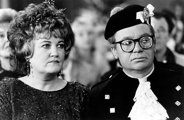 SO I MARRIED AN AXE MURDERER, from left: Brenda Fricker, Mike Myers, 1993. ph: ? TriStar Pictures courtesy Everett Collection Ref:MBDSOIM TR004 PUBLICATIONXNOTxINxCANxCHNxFRAxITAxJPNxNORxPOLxRUSxESPxUKxUSA Copyright: xx MBDSOIM TR004