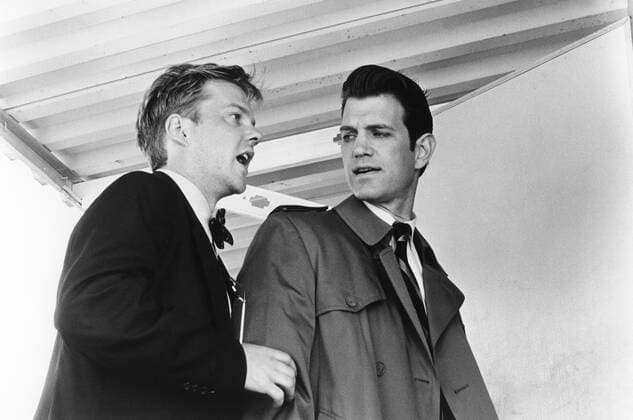 TWIN PEAKS: FIRE WALK WITH ME, from left: Kiefer Sutherland, Chris Isaak, 1992. ph: ? New Line Cinema courtesy Everett Collection Ref:MBDTWPE NL001 PUBLICATIONXNOTxINxCANxCHNxFRAxITAxJPNxNORxPOLxRUSxESPxUKxUSA Copyright: xx MBDTWPE NL001