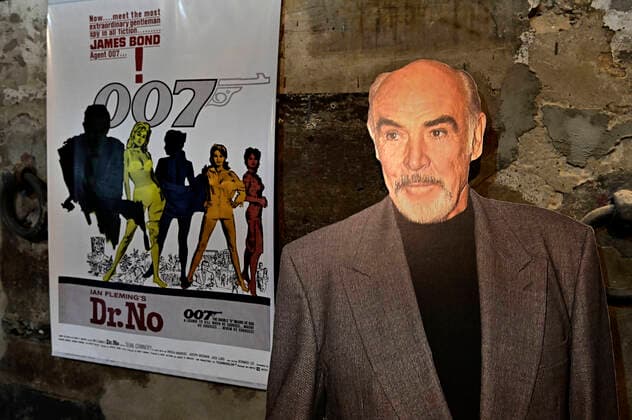 Bond Ausstellung vom 25.09.-31.10.2021 im LWL-Industriemuseum Zeche Hannover in Bochum,Stadt im Ruhrgebiet im Bundesland Nordrhein-Westfalen ( NRW ).James Bond Darsteller Sean Connery als Pappfigur,fotografiert am 13.09.2021. Â