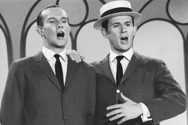 SMOTHERS BROTHERS COMEDY HOUR, from left: Tom Smothers, Dick Smothers, 1967-1969. Ref:TBDSMOB EC002 PUBLICATIONXNOTxINxCANxCHNxFRAxITAxJPNxNORxPOLxRUSxESPxUKxUSA Copyright: xx TBDSMOB EC002