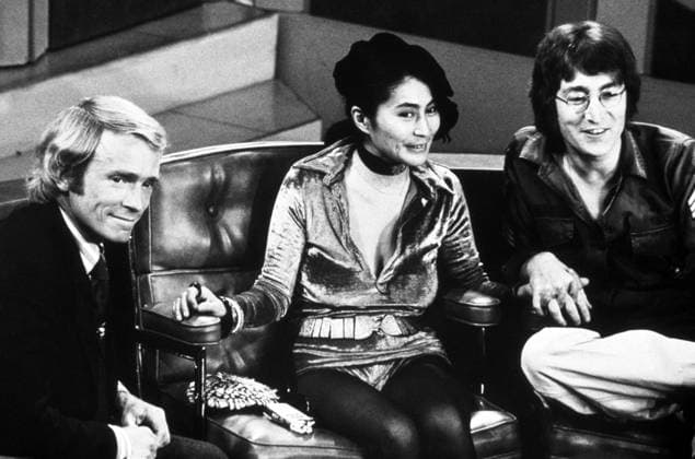 THE DICK CAVETT SHOW, from left: Dick Cavett, Yoko Ono, John Lennon, aired 9 21 1971, 1968-1986. ? ABC Courtesy Everett Collection Ref:TSDDICA AB003 PUBLICATIONXNOTxINxCANxCHNxFRAxITAxJPNxNORxPOLxRUSxESPxUKxUSA Copyright: xx TSDDICA AB003