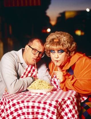THE DREW CAREY SHOW, from left: Drew Carey, Kathy Kinney, 1996, 1995-2004. ph: Kate Garner TV Guide ? ABC Courtesy Everett Collection Ref:TSDDRCA AB072 PUBLICATIONXNOTxINxCANxCHNxFRAxITAxJPNxNORxPOLxRUSxESPxUKxUSA Copyright: xx TSDDRCA AB072