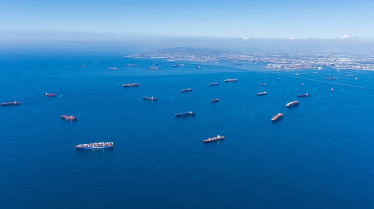Bilder des Jahres 2021, News 10 Oktober News Themen der Woche KW41 News Bilder des Tages October 13, 2021, President Biden announced that Port of LA will operate 24 hours a day in effort to ease cargo backlog. The LA port s move to 24 7 operations follows Port of Long Beach also launching a one-terminal 24 7 pilot program. Supply chain issues have given a rise to a sea of congestion at the Ports of Los Angeles and Long Beach. FILE PICTURE: October 5, 2021, Huntington Beach, California, USA: Looking north from Huntington Beach, container ships are waiting to get into the Port of Los Angeles and Long Beach to unload. A major oil spill dumped 126,000-gallon oil from an offshore oil platform. The Coast Guard is reportedly investigating whether a large commercial ship set anchor in the wrong location, damaging an oil pipeline. Hun  - ZUMAhz1_ 20211013_new_hz1_004 Copyright: xMarkxHoltzmanx