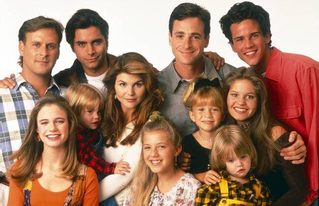 FULL HOUSE, top, from left: Dave Coulier, John Stamos, Bob Saget, Scott Weinger, bottom, from left: Andrea Barber, Blake Tuomy-Wilhoit, Lori Loughlin, Jodie Sweetin, Mary-Kate Olsen, Dylan Tuomy-Wilhoit, Candace Cameron Bure, 1993, 1987-1995. ph: Bob D Amico ? ABC Courtesy Everett Collection Ref:TSDFUHO AB008 PUBLICATIONXNOTxINxCANxCHNxFRAxITAxJPNxNORxPOLxRUSxESPxUKxUSA Copyright: xx TSDFUHO AB008