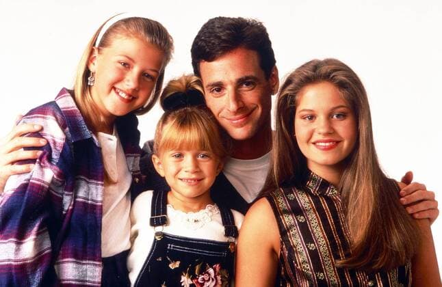 FULL HOUSE, from left: Jodie Sweetin, Mary-Kate Olsen, Bob Saget, Candace Cameron Bure, 1993, 1987-1995. ph: Bob D Amico ? ABC Courtesy Everett Collection Ref:TSDFUHO AB012 PUBLICATIONXNOTxINxCANxCHNxFRAxITAxJPNxNORxPOLxRUSxESPxUKxUSA Copyright: xx TSDFUHO AB012