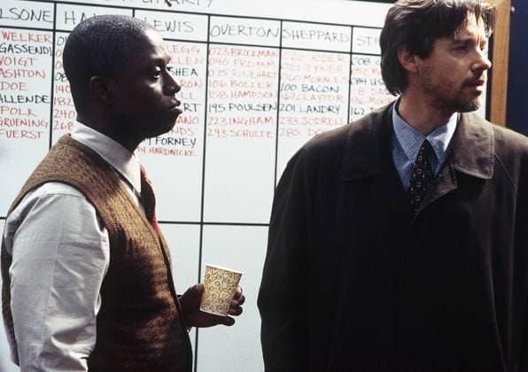 HOMICIDE: THE MOVIE, from left: Andre Braugher, Jason Priestley, 2000. ph: Patrick Harbron ?NBC Courtesy Everett Collection Ref:TSDHOLI NB043 PUBLICATIONXNOTxINxCANxCHNxFRAxITAxJPNxNORxPOLxRUSxESPxUKxUSA Copyright: xx TSDHOLI NB043
