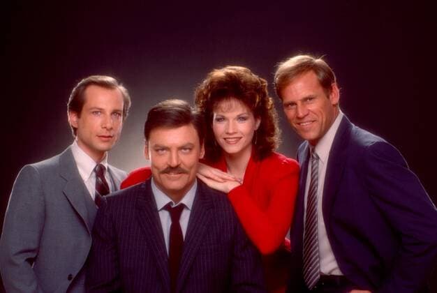 MIKE HAMMER: PRIVATE EYE, Kent Williams, Stacy Keach, Lindsay Bloom, Don Stroud, 1984-87, photo: Mario Casilli TV Guide courtesy Everett Collection Ref:TSDMIHA EC025 PUBLICATIONXNOTxINxCANxCHNxFRAxITAxJPNxNORxPOLxRUSxESPxUKxUSA Copyright: xx TSDMIHA EC025