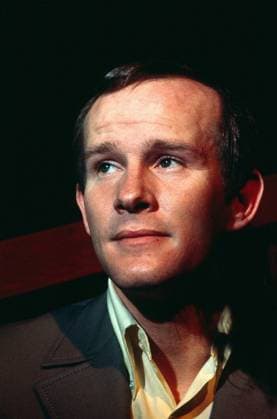THE SMOTHERS BROTHERS COMEDY HOUR, Tom Smothers, (1969), 1967-70. ?ph: Tony Esparza TV Guide courtesy Everett Collection Ref:TSDSMBR EC013 PUBLICATIONXNOTxINxCANxCHNxFRAxITAxJPNxNORxPOLxRUSxESPxUKxUSA Copyright: xx TSDSMBR EC013
