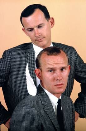 MY BROTHER THE ANGEL, (aka THE SMOTHERS BROTHERS SHOW), from back: Dick Smothers, Tom Smothers, 1965-66. ph: Ivan Nagy TV Guide courtesy Everett Collection Ref:TSDSMBR EC017 PUBLICATIONXNOTxINxCANxCHNxFRAxITAxJPNxNORxPOLxRUSxESPxUKxUSA Copyright: xx TSDSMBR EC017