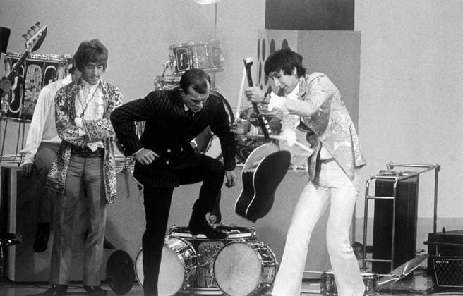 THE SMOTHERS BROTHERS COMEDY HOUR, from left: Roger Daltrey (of The Who), Tom Smothers, Pete Townshend (of The Who), (Season 2 Episode 2, aired 17 September 1967), 1967-70. Ref:TSDSMBR EC020 PUBLICATIONXNOTxINxCANxCHNxFRAxITAxJPNxNORxPOLxRUSxESPxUKxUSA Copyright: xx TSDSMBR EC020