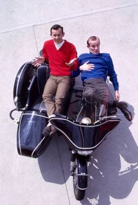 THE SMOTHERS BROTHERS COMEDY HOUR, from left: Dick Smothers, Tom Smothers, (1967), 1967-70. ?ph: Ken Whitmore TV Guide courtesy Everett Collection Ref:TSDSMBR EC028 PUBLICATIONXNOTxINxCANxCHNxFRAxITAxJPNxNORxPOLxRUSxESPxUKxUSA Copyright: xx TSDSMBR EC028