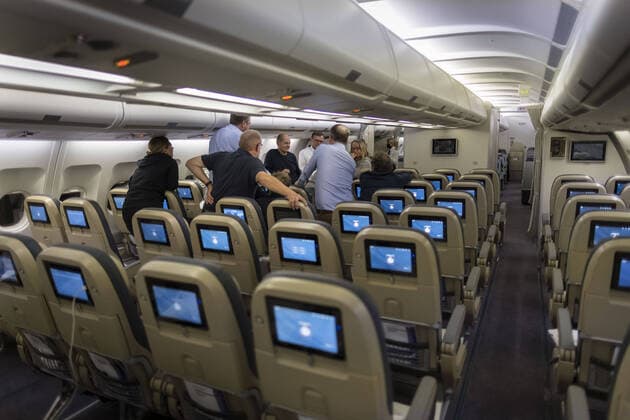 Bundesfinanzminister Olaf Scholz, SPD, im Gespraech mit Journalisten in einen Airbus A 340 der Flugbereitschaft der Bundeswehr auf dem Rueckflug von Washington nach einem Treffen der G20 und G7 Finanzminister. 13.10.2021 *** Federal Finance Minister Olaf Scholz, SPD, talking to journalists in an Airbus A 340 of the Bundeswehr Air Force on the return flight from Washington after a meeting of the G20 and G7 finance ministers 13 10 2021 Copyright: xThomasxKoehler photothek.dex