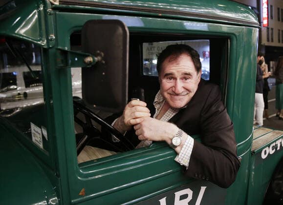 Bilder des Jahres 2021, Entertainment 10 Oktober Entertainment Themen der Woche KW41 Richard Kind poses for photos in a classic Chevrolet 1920 s pickup truck out side of The Belasco Theatre for the Broadway re-opening night of Girl From The North Country in New York City on Wednesday, October 13, 2021. Girl From The North Country, featuring the music of the legendary Bob Dylan reimagined by celebrated playwright Conor McPherson, was the last show to open on Broadway prior to the COVID shutdown in 2020.  NYP20211013106 JohnxAngelillo
