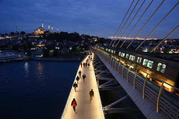 October 13, 2021, Istanbul, Turkey: People are seen walking along the Golden Horn Metro bridge, with the Suleymaniye Mosque appearing in the background at sunset. Istanbul Turkey - ZUMAs197 20211013_zaa_s197_212 Copyright: xHakanxAkgunx