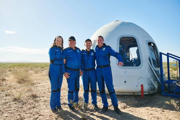 Bilder des Jahres 2021, Entertainment 10 Oktober Entertainment Themen der Woche KW41 Actor William Shatner, Audrey Powers, Blue Origin?s Vice President of Mission & Flight Operations, Chris Boshuizen, and Glen de Vries flew on board Blue Origin New Shepard NS-18 which lifted off from Launch Site One on October 13. Where: Texas, United States When: 13 Oct 2021 Credit: Blue Origin Cover-Images.com **MANDATORY CREDIT: Blue Origin Cover-Images.com. Only for use in this story. Editorial Use Only. No stock, books, advertising or merchandising without photographer s permission** Copyright: xx 50764959 EDITORIAL USE ONLY. NOT FOR USE BY NEWSPAPERS BASED IN THE UK.