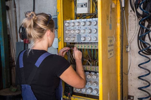 Bamberg, Deutschland 13. Oktober 2021: Eine Frau arbeitet im Beruf als Elektrikerin in einem Handwerksbetrieb als Fachkraft für Elektrik. Mit einem Multimeter misst sie die Spannung in einem geöffnetem Schaltschrank für Stromverteilung mit Sicherungen. Bayern *** Bamberg, Germany 13 October 2021 A woman works in her job as an electrician in a craftsmans workshop as a specialist for electrics With a multimeter she measures the voltage in an open switch cabinet for power distribution with fuses Bavaria Copyright: xFotostandx xK.xSchmittx