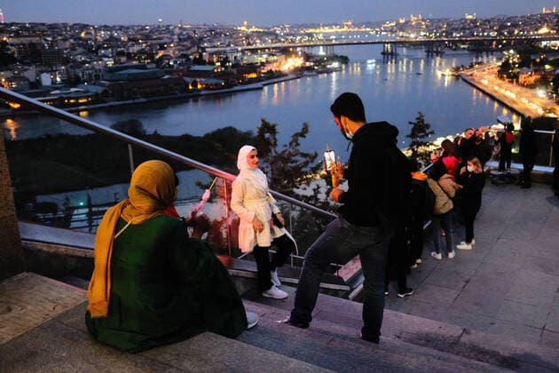 Daily Life In Istanbul People watching the Golden Horn view from Pierre Loti terrace in Istanbul, Turkey on October 13, 2021. Istanbul Turkey coskun-notitle211013_npxLR  Copyright: xUmitxTurhanxCoskunx