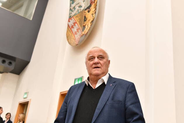 Der Saarländische Landtag in Saarbrücken trifft sich am Mittwoch (13.10.2021) erstmals wieder zu einer Plenarsitzung im Landtagsgebäude. Zuvor war er wegen der Corona-Pandemie in die Saarlandhalle ausgewichen. Hier: Innenminister Klaus Bouillon.