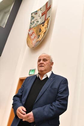 Der Saarländische Landtag in Saarbrücken trifft sich am Mittwoch (13.10.2021) erstmals wieder zu einer Plenarsitzung im Landtagsgebäude. Zuvor war er wegen der Corona-Pandemie in die Saarlandhalle ausgewichen. Hier: Innenminister Klaus Bouillon.