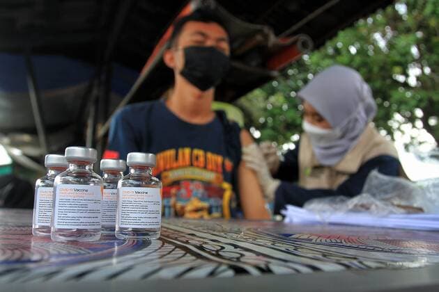 Covid-19 Vaccination In Indonesia Vials of the Sinovac Covid-19 vaccine seen during a vaccination program at the Beringharjo Market in Yogyakarta, Indonesia, on October 14, 2021. Indonesia has inoculated over 100 million people so far, the most in Southeast Asia, is also possible on the prepare reopening tourism for foreign tourists amid the Covid-19 pandemic. 