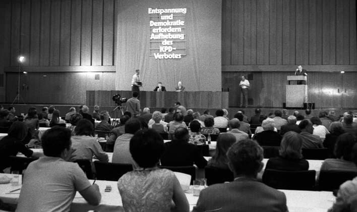 Kommunisten fordern Aufhebung des KPD-Verbotes 1970 DEU, Deutschland, Duisburg: Kommunisten aus der Bundesrepublik und der DDR veranstalteten in Duisburg ca. 1970 eine Konferenz zur Wiederzulassung der KPD ( verboten 1956 vom Bundesverfassungsgericht) und die Aufhebung des Verbotes. DEU, Germany, Duisburg: Communists from the Federal Republic and the GDR held a conference in Duisburg around 1970 on the re-admission of the KPD ( banned in 1956 by the Federal Constitutional Court) and the lifting of the ban. NRW *** Communists demand lifting of the KPD ban 1970 DEU, Germany, Duisburg Communists from the Federal Republic and the GDR held a conference in Duisburg around 1970 on the re-admission of the KPD banned in 1956 by the Federal Constitu