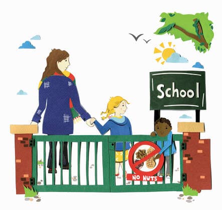 Kleiner Junge zeigt auf das No Nuts -Schild am Schultor *** Little boy points to No Nuts sign on school gate  Copyright: xVickyxScottx 20950055