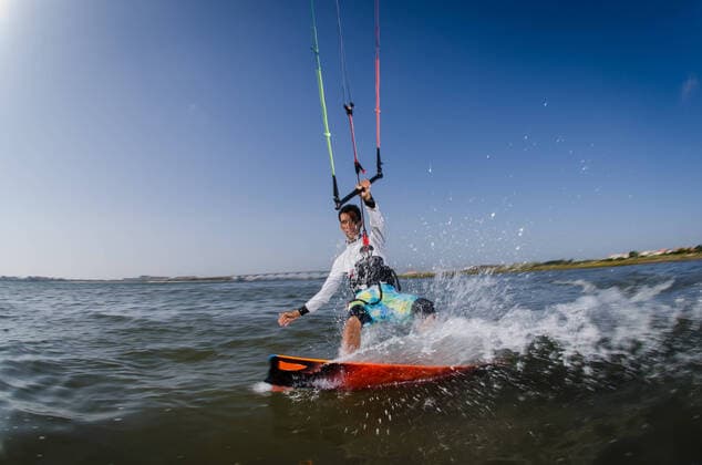 IMAGO Creative: Sommer Sport - Strand Kiteboarder enjoy surfing on a sunny day. Copyright: xx 7303306