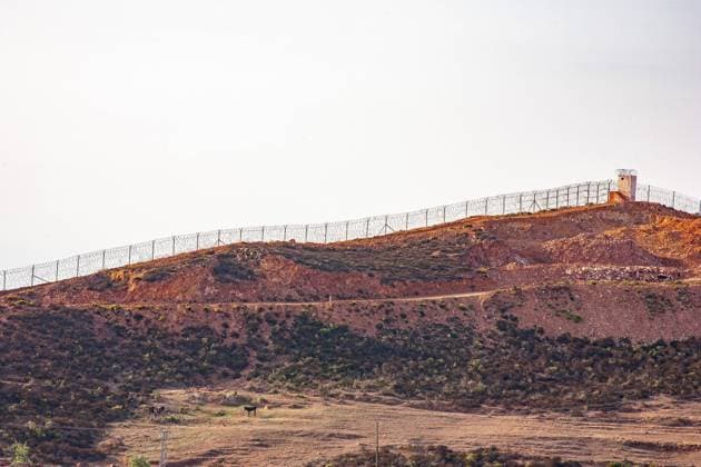 Grenzzaun an den EU - Außengrenzen: Ceuta *** Border fence on the EU external borders: Ceuta Auf der spanischen Exklave Ceuta befindet sich die EU Außengrenze zu Marokko. Die Grenze ist mit einem Grenzzaun gesichert. Es kommt immerwieder zu illegalen Grenzübertritten. Im Bild: Grenzzaun in Ceuta. Spanien. 13.10.2021 *** On the spain exclave Ceuta a border fence on the EU external border seperates Spain from Marocco. Picture: Border fence in Ceuta. Ceuta, Spain. October 13th, 2021 Grenzzaun Ceuta 