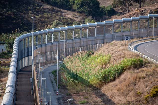 Grenzzaun an den EU - Außengrenzen: Ceuta *** Border fence on the EU external borders: Ceuta Auf der spanischen Exklave Ceuta befindet sich die EU Außengrenze zu Marokko. Die Grenze ist mit einem Grenzzaun gesichert. Es kommt immerwieder zu illegalen Grenzübertritten. Im Bild: Grenzzaun in Ceuta. Spanien. 13.10.2021 *** On the spain exclave Ceuta a border fence on the EU external border seperates Spain from Marocco. Picture: Border fence in Ceuta. Ceuta, Spain. October 13th, 2021 Grenzzaun Ceuta 