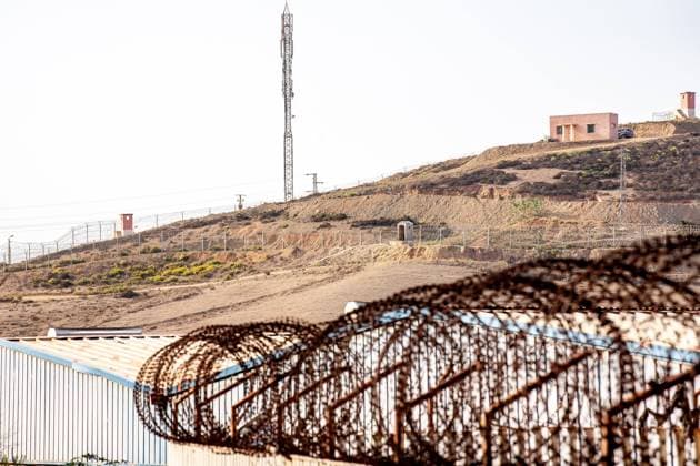 Grenzzaun an den EU - Außengrenzen: Ceuta *** Border fence on the EU external borders: Ceuta Auf der spanischen Exklave Ceuta befindet sich die EU Außengrenze zu Marokko. Die Grenze ist mit einem Grenzzaun gesichert. Es kommt immerwieder zu illegalen Grenzübertritten. Im Bild: Grenzzaun in Ceuta. Spanien. 13.10.2021 *** On the spain exclave Ceuta a border fence on the EU external border seperates Spain from Marocco. Picture: Border fence in Ceuta. Ceuta, Spain. October 13th, 2021 Grenzzaun Ceuta 