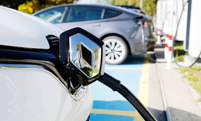 Foto Manuel Geisser 14.10.2021 : Ladestation für Elektroautos . Renault Zoe Electric an einer Ladestation *** Photo Manuel Geisser 14 10 2021 Charging station for electric cars Renault Zoe Electric at a charging station.