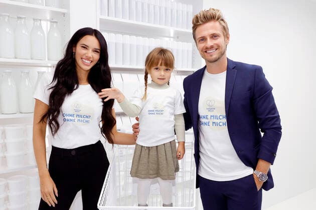 Jörn Schlönvoigt mit Ehefrau Hanna Weig und Tochter Delia beim VIP-Event der Initiative Milch im Super Candy Store Museum. Köln, 14.10.2021 *** Jörn Schlönvoigt with wife Hanna Weig and daughter Delia at the VIP Event of the Initiative Milch in the Super Candy Store Museum Cologne, 14 10 2021 Foto:xC.xHardtx xFuturexImage