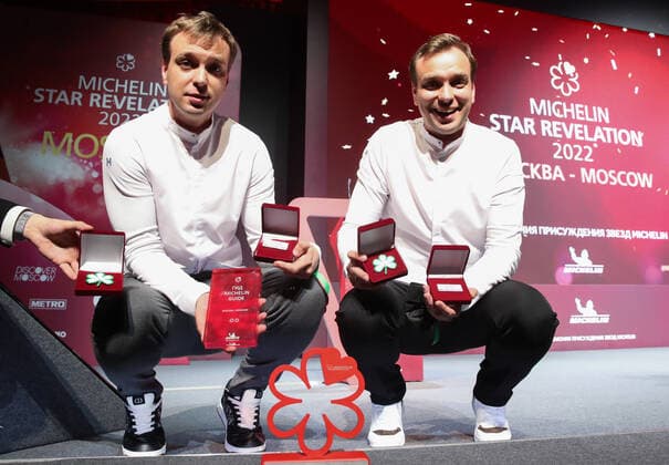 MOSCOW, RUSSIA - OCTOBER 14, 2021: Twins Garden brother chefs Ivan and Sergei Berezutsky receive two Michelin stars and a Michelin green star during a ceremony held at the Zaryadye Concert Hall to award Michelin stars to Moscow restaurants and chefs as well as to introduce the first Michelin Guide to Moscow. Vyacheslav Prokofyev TASS  TS1143CE