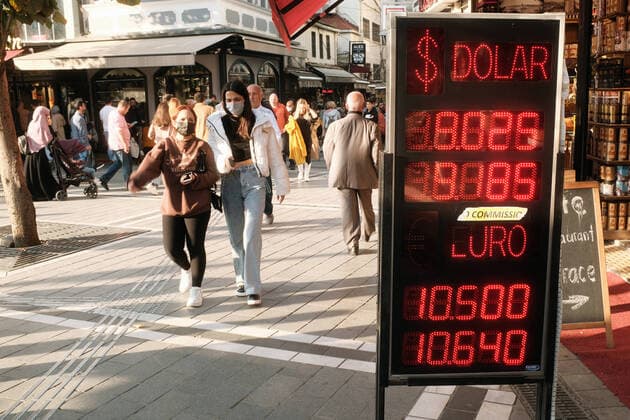 Economy In Turkey Turkey Facing Currency Crisis Exchange offices in Istanbul were seen on October 14, 2021. After the meeting between President ErdoÄüan and the Central Bank of the Republic of Turkey (CBRT) Chairman Åžahap KavcÄ±oÄülu, the dollar was traded at 9.19 liras, the highest level in history, as a result of the dismissal of 3 members of the CBRT. istanbul Turkey coskun-notitle211014_np4Gq  Copyright: xUmitxTurhanxCoskunx