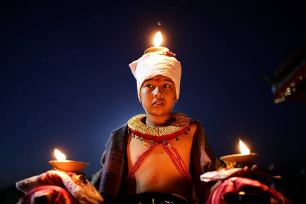 Bilder des Jahres 2021, News 10 Oktober News Themen der Woche KW41 News Bilder des Tages October 15, 2021, Bhaktapur, Bagmati, Nepal: A young devotee holds burning oil lamps on his head and palms while offering prayers as part of a ritual on the tenth day of the Dasain festival in Bhaktapur s Bramayeni temple. Dashain festival symbolizes the victory of good over evil and is considered the greatest and longest festival for the Nepalese Hindu s. Bhaktapur Nepal - ZUMAm204 20211015_zip_m204_032 Copyright: xAmitxMachamasix