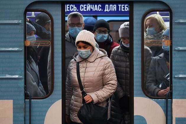 Russia Coronavirus Restrictions 6672779 15.10.2021 Passengers wearing protective face masks leave a metro car at Ploshchad Lenina (Lenin Square) station in Novosibirsk, Russia. Alexandr Kryazhev Sputnik Novosibirsk Russia  Copyright: xAlexandrxKryazhevx