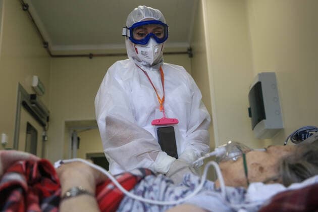 News Bilder des Tages NOVOKUZNETSK, KEMEROVO REGION, RUSSIA - OCTOBER 14, 2021: A medical worker treats a patient at a COVID-19 facility of Novokuznetsk City Clinical Infectious Diseases Hospital No 8. Yaroslav Belyayev TASS  TS114420