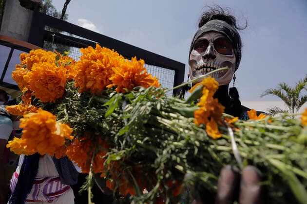 Sale Of Cempasuchitl Flower Begins In Xochimilco, Mexico City A person dressed as a pre-Hispanic skull inside the Acuexcomatl Market in San Luis Tlaxialtemalco, Xochimilco, during the inauguration of the sale of Cempasuchitl flower in view of the health emergency by COVID-19 and the epidemiological traffic light in the capital on the eve of the Day of the Dead festivities in Mexico on November 1 and 2. Mexico City Mexico vieyra-notitle211014_np6CW  Copyright: xGerardoxVieyrax