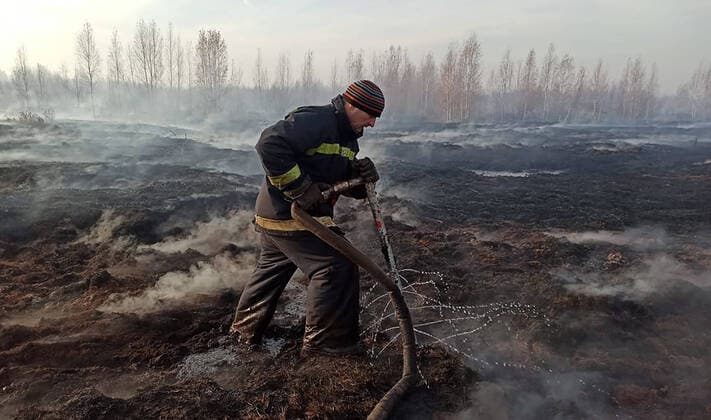 IMAGO Nature: Unsere Erde, Ressourcen, Torf News Bilder des Tages YEKATERINBURG, RUSSIA â€“ OCTOBER 15, 2021: A firefighter extinguishes a peat fire in south Yekaterinburg; smog from smouldering peat bogs has shrouded the city of Yekaterinburg. Earlier, the Russian Emergencies Ministry reported that there was a smouldering peat bog on an area of 120 hectares (by October 15 â€“ 4,8 hectares) in south Yekaterinburg. Russia Emergencies Ministry TASS THIS IMAGE WAS PROVIDED BY A THIRD PARTY. EDITORIAL USE ONLY  TS11449B