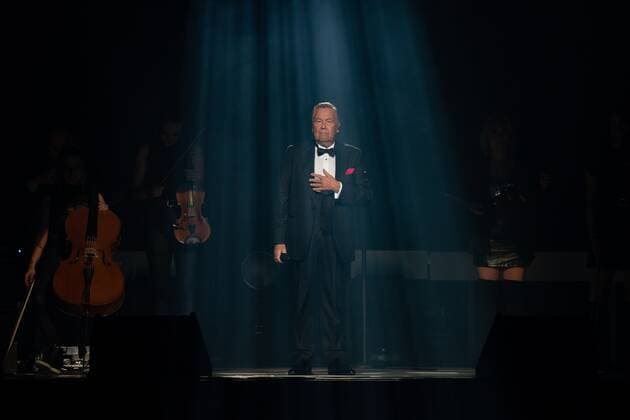Roland Kaiser auf seiner Tour zu seinem Alles oder Dich Album. Roland Kaiser bei seinem Konzert im Rahmen seiner Alles oder Dich -Tour in Mannheim. Mannheim SAP Arena Baden-Württemberg